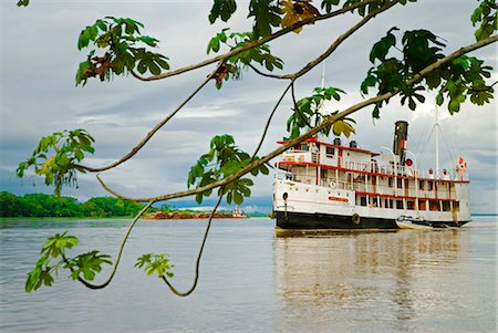 Pérou, Amazon, Amazon River. Le bateau de Ayapua constituant son chemin river à la fin de l'expédition Earthwatch à Lago Preto. Photographie de stock - Rights-Managed, Code: 862-03360641