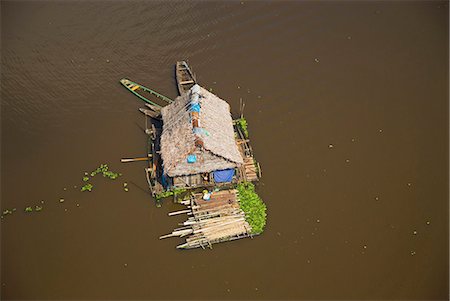 simsearch:862-03360636,k - Pérou, Amazone, Amazone, Iquitos. Vue aérienne du port, une maison au toit de chaume à Iquitos, la principale ville du bassin amazonien supérieur. Photographie de stock - Rights-Managed, Code: 862-03360664