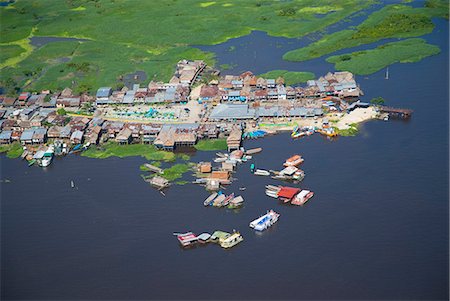 Pérou, Amazone, Amazone, Iquitos. Vue aérienne du port, port et des établissements d'Iquitos, la principale ville du bassin amazonien supérieur. Photographie de stock - Rights-Managed, Code: 862-03360661