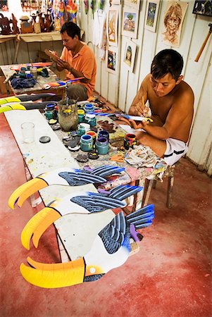 south america painting - Peru,Amazon,Amazon River. Artist's workshop in Iquitos - carving tropical birds out of balsa wood. Foto de stock - Con derechos protegidos, Código: 862-03360670