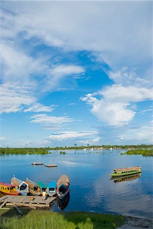 simsearch:862-03360667,k - Pérou, Amazon, Amazon River. Bacs d'accueil dans le village de Padrecocha, une vingtaine de minutes en voiture le long de la rivière Nanay de Iquitos. Photographie de stock - Rights-Managed, Code: 862-03360683
