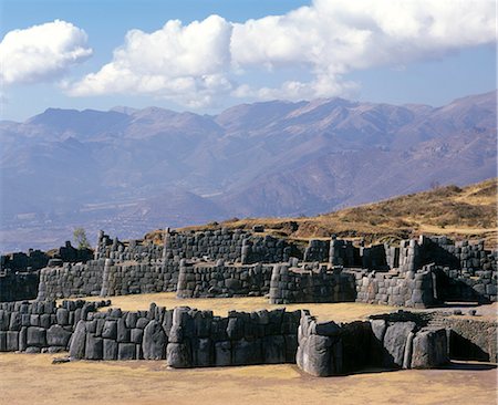 simsearch:851-02962433,k - Murs massifs de Sacsayhuaman surplombant Cusco. Photographie de stock - Rights-Managed, Code: 862-03360694