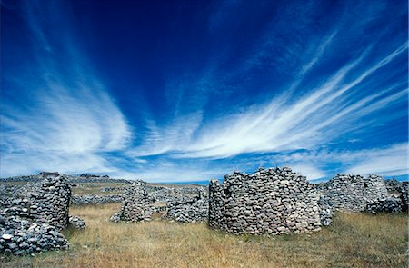 Kanamarca - capital city of the pre Inca Canas people. This lies on a high plain between Cuzco and Arequipa. Circular towers used as storehouses and protection from high winds. Fotografie stock - Rights-Managed, Codice: 862-03360702