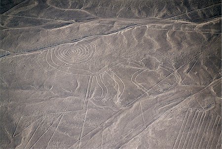 simsearch:862-03360473,k - The Monkey,one of the more well known Nazca forms. Many of the designs were found on their fine weavings and pottery as well as on this desert plain. It shows that there was contact with the jungle provinces on the far side of the Andes. Foto de stock - Con derechos protegidos, Código: 862-03360727