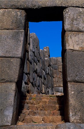 simsearch:862-03360471,k - Sacsayhuaman fortress above Cusco is one of the most impressive of all the Inca ruins. The trapezoidal door is classic Inca architecture,built to withstand earthquakes unlike the Spanish arches which frequently tumble down. Foto de stock - Con derechos protegidos, Código: 862-03360735