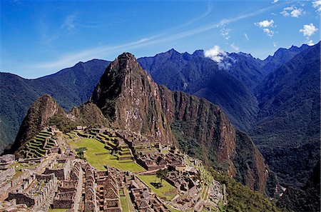 simsearch:862-03360473,k - Peru,Urubamba Valley,Machu Picchu. View of the ancient Inca citadel of Machu Picchu with the prominent peak of Huayna Picchu behind. Built by the Inca Emperor Pachacuti in the fifteenth century AD,Machu Picchu became an important agricultural centre as well as a stronghold and centre of sacred temples. Foto de stock - Con derechos protegidos, Código: 862-03360741