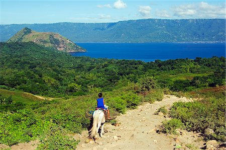 Philippines,Luzon,Batangas,Talisay. Horse riding on Taal Volcano with views of Lake Taal. Foto de stock - Con derechos protegidos, Código: 862-03360764