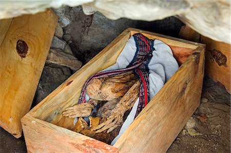 Philippines, île de Luzon, les montagnes de la Cordillère, Province de Benguet, Kabayan. Mondialement célèbre grotte momies avec le processus de la momification unique aussi des organes internes. Photographie de stock - Rights-Managed, Code: 862-03360788