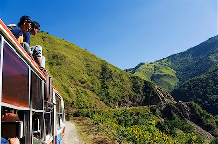 philippines - Philippines,Luzon Island,The Cordillera Mountains,Mountain Province. Passengers riding on top of a bus on a journey into the mountains of Kalinga. Foto de stock - Con derechos protegidos, Código: 862-03360799