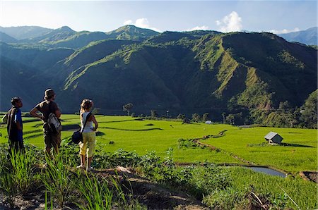 simsearch:862-03360770,k - Philippines,Luzon Island,The Cordillera Mountains,Kalinga Province,Tinglayan. Western tourists and guide looking at rice terraces in Luplula village. Foto de stock - Con derechos protegidos, Código: 862-03360801