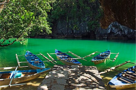 simsearch:862-03360828,k - Philippines,Palawan,Sabang Town. Subterranean River National Park - paddle boats at entrance to Riverine Cave - longest navigable river traversed tunnel in the world. Foto de stock - Con derechos protegidos, Código: 862-03360815