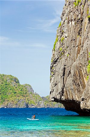 simsearch:862-03364360,k - Philippines, Province de Palawan, El Nido, compartiment de Bacuit. Miniloc Island - hopping en kayak autour des eaux claires de frange de corail de l'île. Photographie de stock - Rights-Managed, Code: 862-03360824