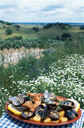 Pork and clams is a typical dish of the Alentejo Foto de stock - Con derechos protegidos, Código: 862-03360867