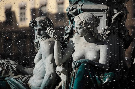 praca d. pedro iv - Une sculpture d'un homme et une femme sous une fontaine au centre de la Praça Dom Pedro IV (Rossio), Lisbonne, Portugal Photographie de stock - Rights-Managed, Code: 862-03360892