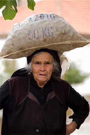 douro - Portugal,Douro Valley. A traditional Portuguese woman in North Portugal. Foto de stock - Con derechos protegidos, Código: 862-03360918