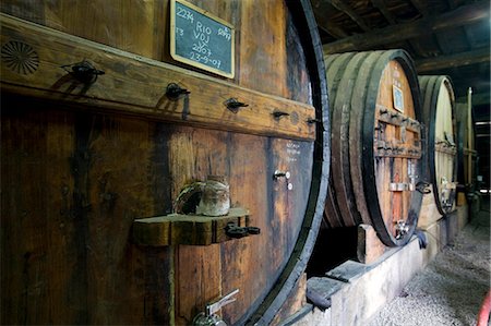 Portugal, vallée du Douro, Pinhao. Barils de vin de Port traditionnel au nord du Portugal dans la célèbre vallée du Douro. La vallée a été la première région vinicole délimitée et contrôlée dans le monde. Photographie de stock - Rights-Managed, Code: 862-03360925