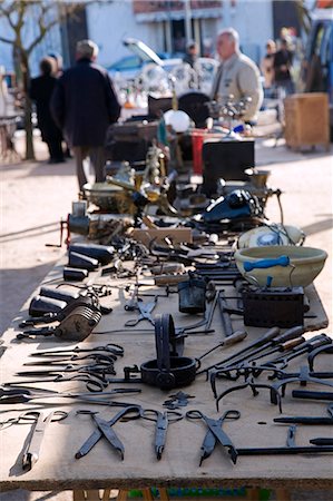 simsearch:862-03360960,k - Portugal, Alentejo, Estremoz. Marchandises et brocante à vendre sur le marché hebdomadaire du samedi dans la ville de Estremoz, dans la région de l'Alentejo du Portugal. Photographie de stock - Rights-Managed, Code: 862-03360942