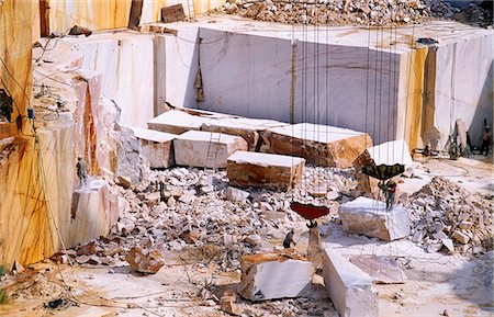 Portugal,Alentejo. White marble quarry near Estremos. The marble produced here is among the best in the world and much of it is exported to Italy. As well as being used for local buildings,the marble chips can be heated in an earth oven to produce whitewash after water has been added,hence the traditional white-coloured buildings across the region. Foto de stock - Direito Controlado, Número: 862-03360977