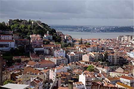 simsearch:862-03354545,k - Portugal,Lisbon. The Castelo Sao Jorge in Lisbon with the Rio Tejo in the background. Foto de stock - Direito Controlado, Número: 862-03360970
