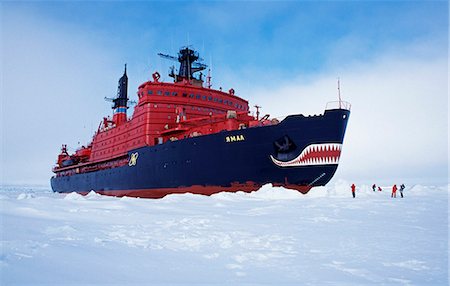 rompehielos - L'océan Arctique, la Russie, du pôle Nord. Brise-glace de propulsion nucléaire russe « Yamal » auprès des touristes sur la glace-à pied. Photographie de stock - Rights-Managed, Code: 862-03361015