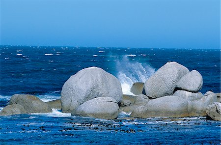 simsearch:862-03361146,k - Vagues de marteler les rochers dans la baie de Rumbly Photographie de stock - Rights-Managed, Code: 862-03361140