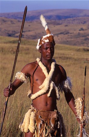 Zulu warrior in traditional dress with fighting spear Foto de stock - Con derechos protegidos, Código: 862-03361163