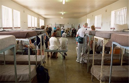 penitenciaría - Visitors are addressed by an ex-prisoner at Robben Island,prison of Nelson Mandela and other political prisoners under apartheid regime. UNESCO World Heritage Site since 1999 Foto de stock - Con derechos protegidos, Código: 862-03361177