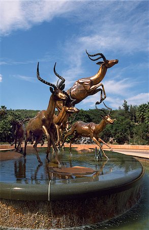 Statue of jumping impala at main entrance to Palace of the Lost City Foto de stock - Con derechos protegidos, Código: 862-03361173