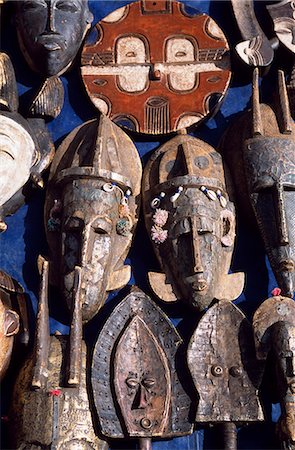 Masques sculptés en bois à vendre dans la rue du marché Photographie de stock - Rights-Managed, Code: 862-03361206