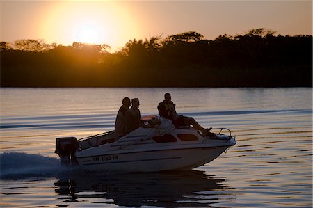 Ein Schnellboot auf dem St. Lucia Estuary, Teil der Greater St Lucia Wetlands Park. Der Park wurde vor kurzem der iSimangaliso Wetland Park umbenannt. Stockbilder - Lizenzpflichtiges, Bildnummer: 862-03361230