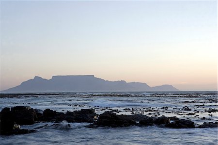 South Africa,Western Cape,Cape Town. Looking across to Melkbosstrand and Table Mountain at sunset. Foto de stock - Direito Controlado, Número: 862-03361246