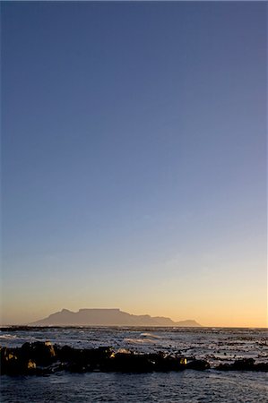 simsearch:862-03808350,k - South Africa,Western Cape,Cape Town. Looking across to Melkbosstrand and Table Mountain at sunset. Foto de stock - Con derechos protegidos, Código: 862-03361266