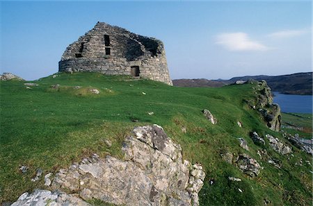 simsearch:862-03437799,k - Dun Carloway is one of the best preserved examples of a broch or fortified tower in Scotland. Dating back to around 100BC,the broch consists of two concentric drystone walls,the inner one rising perpendicular and the outer one slanting inwards. It is thought that the brochs were built to provide protection against Roman slave traders. Foto de stock - Con derechos protegidos, Código: 862-03361341