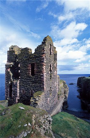 Die Ruinen der Burg & Burg Girnigoe Sinclair stehen mit Blick auf die Nordsee an der Küste von Caithness. Zurückgehend auf den fünfzehnten und siebzehnten Jahrhundert waren sie einst die Hochburg für die Grafen von Caithness Stockbilder - Lizenzpflichtiges, Bildnummer: 862-03361375