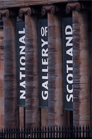 simsearch:862-03361419,k - National Gallery of Scotland. Édimbourg. Pluie mouille le front des colonnes et des drapeaux pendant août Edinburgh festival. La galerie est l'un des sites plus visités de la ville, tout au long de l'année. Elle donne sur les parc des Princes Street Gardens. Photographie de stock - Rights-Managed, Code: 862-03361379