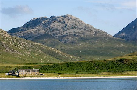 simsearch:862-03361313,k - GlenBatrick Lodge overlooks the white sandy shore of Loch Tarbert on the west side of Jura. Backed by the Paps of Jura and beautifully isolated,the lodge is only accessible by boat or a five hour walk. Foto de stock - Con derechos protegidos, Código: 862-03361540