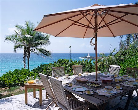 simsearch:862-03289339,k - La table du petit déjeuner en face de la petite maison de la baleine donne sur l'océan à Little Whale Cay Photographie de stock - Rights-Managed, Code: 862-03436926