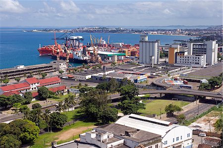 simsearch:862-03352151,k - Salvador de Bahia, Brésil. La ville de Salvador regardant vers le bas de la Cidade Alta, ou la ville supérieure, vers le bas sur la zone du port moderne avec ses postes d'amarrage et d'expédition. Photographie de stock - Rights-Managed, Code: 862-03436947