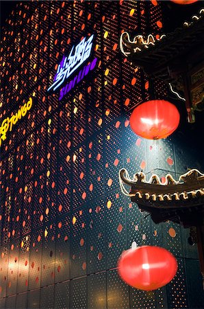 festival of spring - Chine, Beijing. Chinese New année Spring Festival - décorations lanterne sur un front de restaurant Photographie de stock - Rights-Managed, Code: 862-03436978