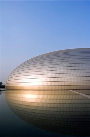 Chine, Beijing. Le Grand Théâtre Opéra National également connu sous le nom de The Egg conçu par l'architecte français Paul Andreu et faite de verre et de titane - ouvert le 25 septembre 2007. Photographie de stock - Rights-Managed, Code: 862-03436970