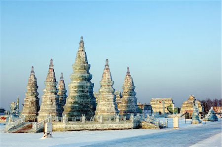 sculpted - China,Northeast China,Heilongjiang Province,Harbin City. Ice Lantern Festival. An ice sculpture replica of Wat Po in Bangkok. Foto de stock - Con derechos protegidos, Código: 862-03436985