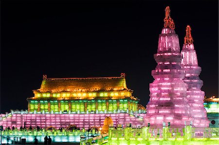 simsearch:862-03351680,k - Chine, ville de Harbin, Province de Heilongjiang, Chine. Festival de lanterne de glace. Une réplique de sculpture de glace colorée porte de la paix céleste de la cité interdite à Pékin, éclairée la nuit. Photographie de stock - Rights-Managed, Code: 862-03436986