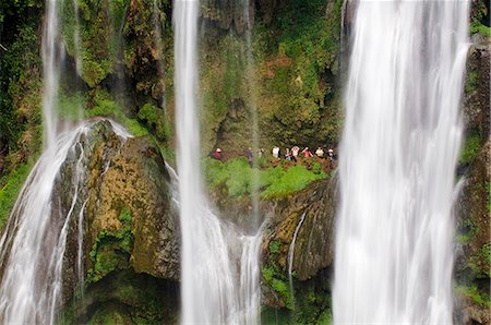 simsearch:400-04476069,k - China,Guizhou Province,Huangguoshu Waterfall. Tourists are dwarfed by the largest falls in China,81m wide and 74m high Foto de stock - Con derechos protegidos, Código: 862-03436987