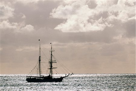 Un voilier ancré devant Hanga Roa, principale agglomération de l'île de Pâques Photographie de stock - Rights-Managed, Code: 862-03437003