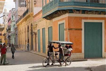 simsearch:841-02991991,k - Cuba,Havana. Locals on the streets of old Havana Foto de stock - Con derechos protegidos, Código: 862-03437018