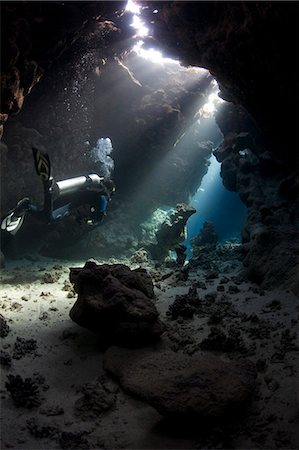 Égypte, mer rouge. Un plongeur explore les grottes de St. John's Reef dans la mer Rouge égyptienne Photographie de stock - Rights-Managed, Code: 862-03437029