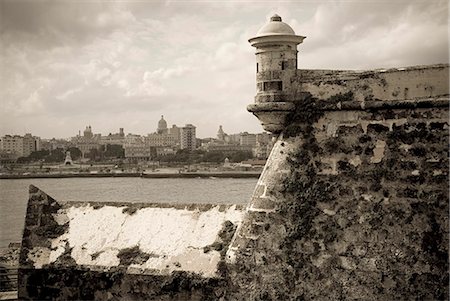 simsearch:862-03437017,k - Cuba,Havana. Castillo de los Tres Reys del Morro,Commonly known as El Morro,the castle was built between 1589 and 1630 across the bay from Havana city. Foto de stock - Con derechos protegidos, Código: 862-03437020