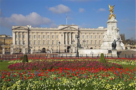 simsearch:862-03353208,k - Buckingham Palace ist die offizielle Residenz des britischen Monarchen in London. Das Schloss, ursprünglich bekannt als Buckingham House (und immer noch dem Spitznamen Buck House von der königlichen Familie), war eine große Stadthaus für den Herzog von Buckingham 1703 gebaut und trat in den Besitz der königlichen Familie als 1762 als private Residenz von König George III übernommen wurde. Stockbilder - Lizenzpflichtiges, Bildnummer: 862-03437036