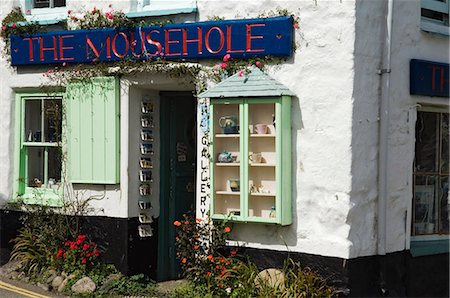 simsearch:862-03353332,k - A crafts shop sells curios to tourists at the old fishing village of Mousehole,Cornwall,England Foto de stock - Con derechos protegidos, Código: 862-03437046