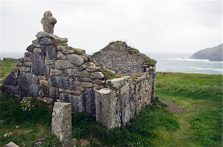 simsearch:862-03710957,k - A ruined chapel looks out over the sea at Cape Cornwall near St Just on Cornwall's north coast,England Foto de stock - Con derechos protegidos, Código: 862-03437048